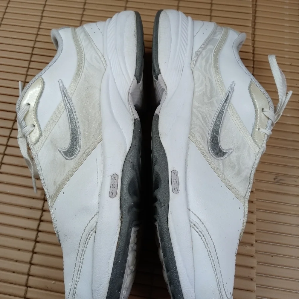 Nike Air Miller Retro Womens Size 8 White Leather Comfort Walking Sneakers. A3pm